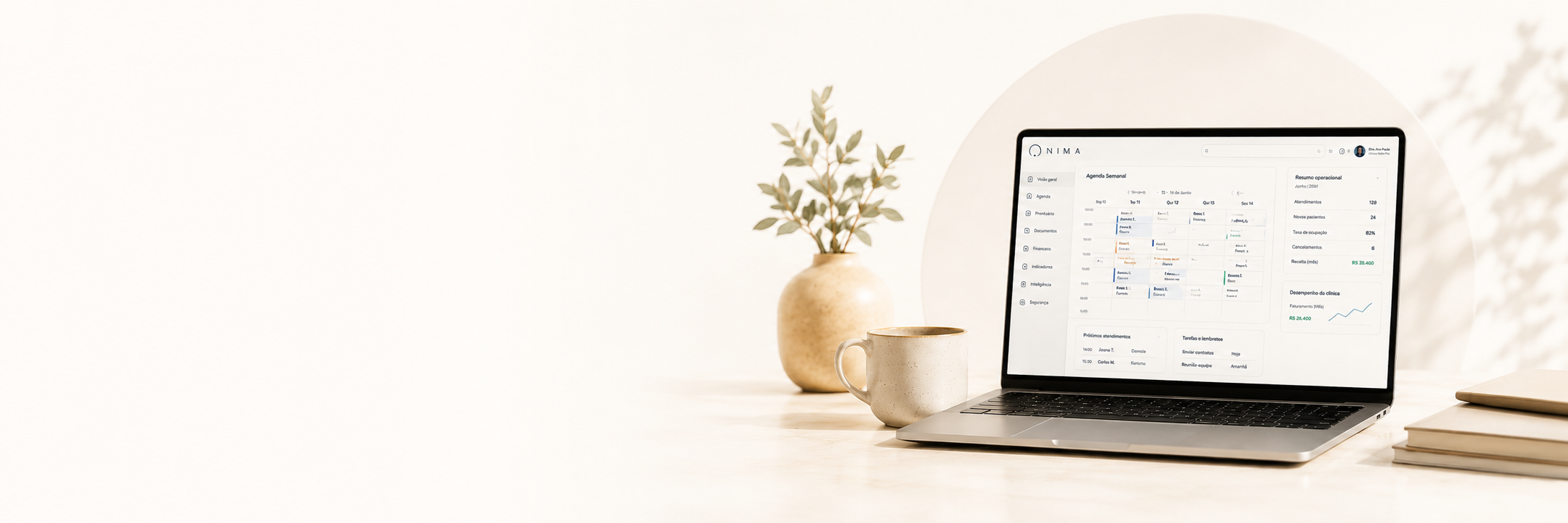 Laptop com painel semanal do NIMA Pro em uma mesa clara com planta e xicara